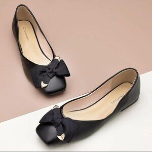 Elegant Black Loafers with Sleek Design